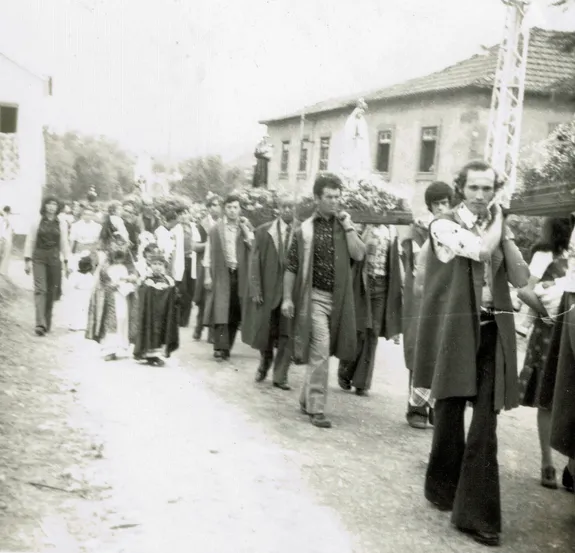 Vista da procissão da festa de São Tiago a passar no sítio do Furadouro (s.d.). Espólio da família de Celina Alípio.