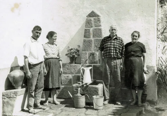 Vista do Chafariz do Poial enfeitado pelo São João. Espólio da família de José e Maria Helena Jorge.